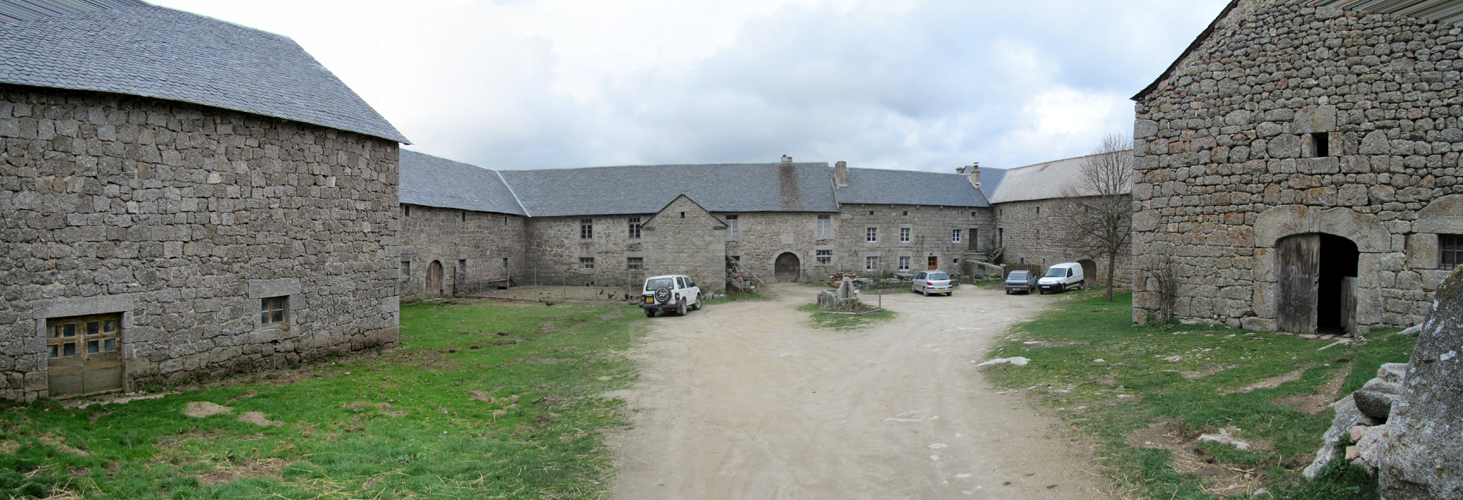 Breitbildfoto von der Domaine du Sauvage von den Templer im 13.Jh. erbaut