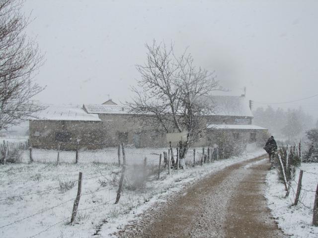 wir haben Les Quatre Chemin, mit der Dorfbar Chez Regine erreicht