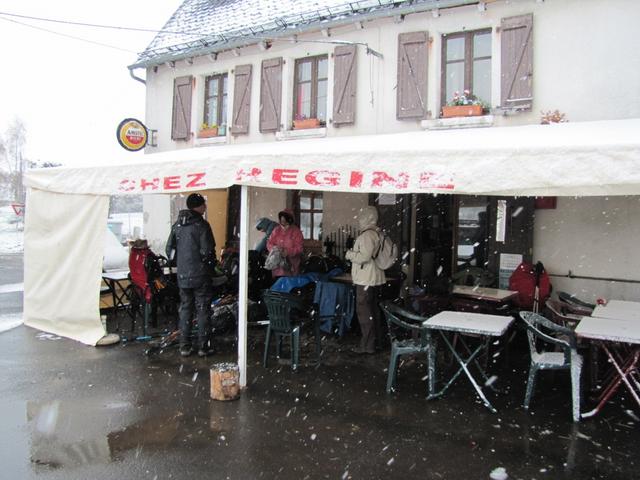 einzelne Pilger suchen Schutz vom Schneegestöber