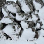 Steinmauern werden vom Schnee zugeschneit