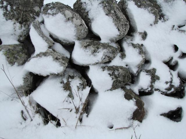 Steinmauern werden vom Schnee zugeschneit