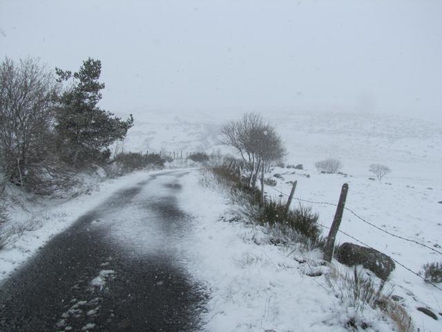 die Strasse wird wegen den Schneeschauern vom Schnee zugedeckt