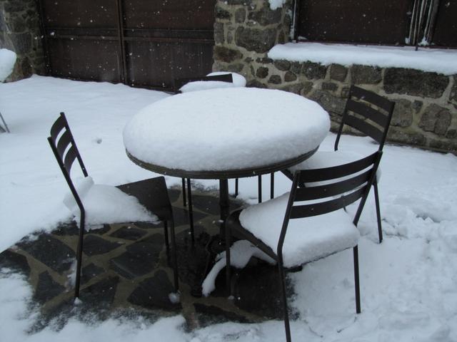 auf dem Tisch gut sichtbar, wieviel es geschneit hat