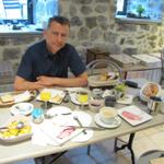 er hat ein super Frühstückstisch vor sich