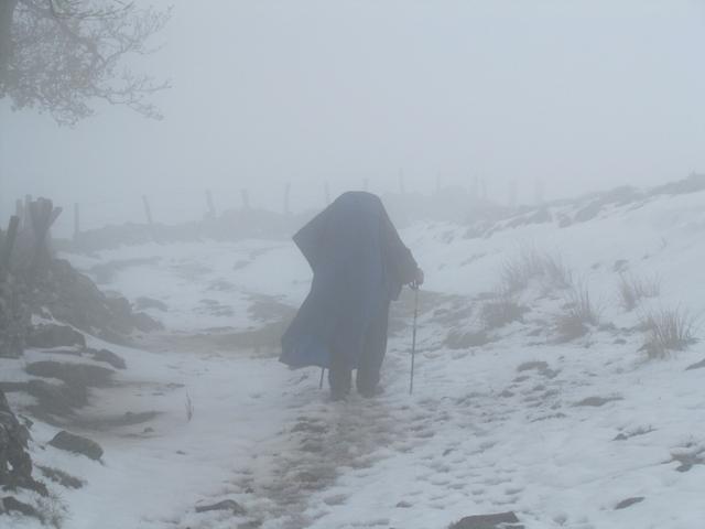 Pilger tauchen im Nebel auf