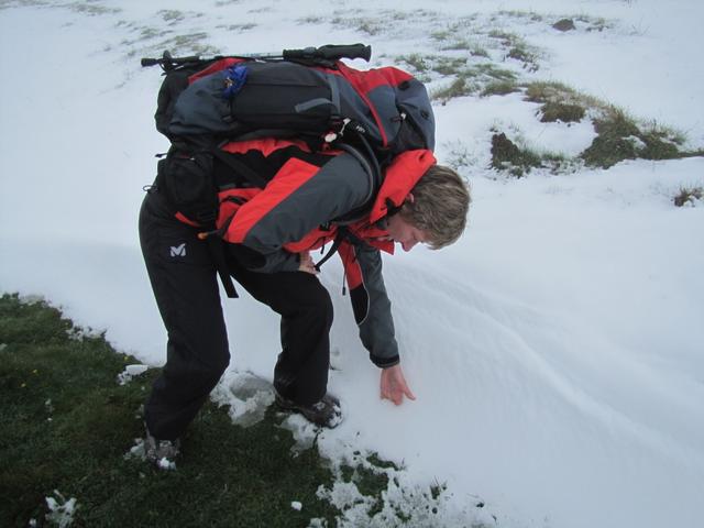 an Schneeverwehungen vorbei