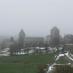 Aubrac taucht im Nebel auf