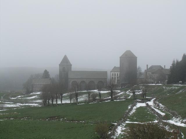 Aubrac taucht im Nebel auf