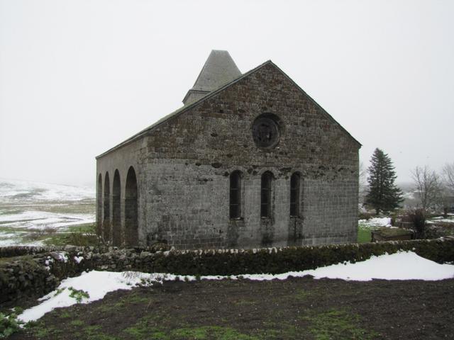 diese Kirche wurde ab 1198 errichtet und hat bis zu 2m dicke Mauern