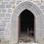 der schlichte Eingang der Kirche