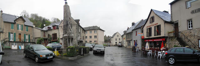 Breitbildfoto vom Dorfplatz St.Chély d'Aubrac