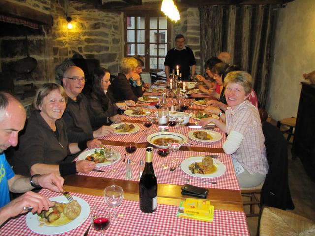 eine Meute hungriger Pilger sitzen am Tisch