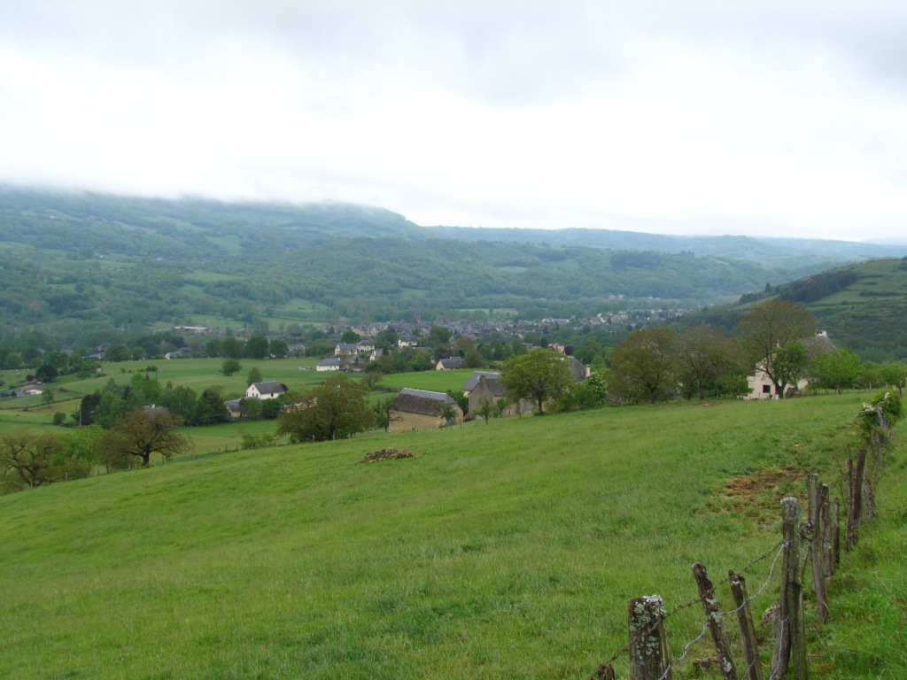 die ersten Häuser von St.Côme d'Olt