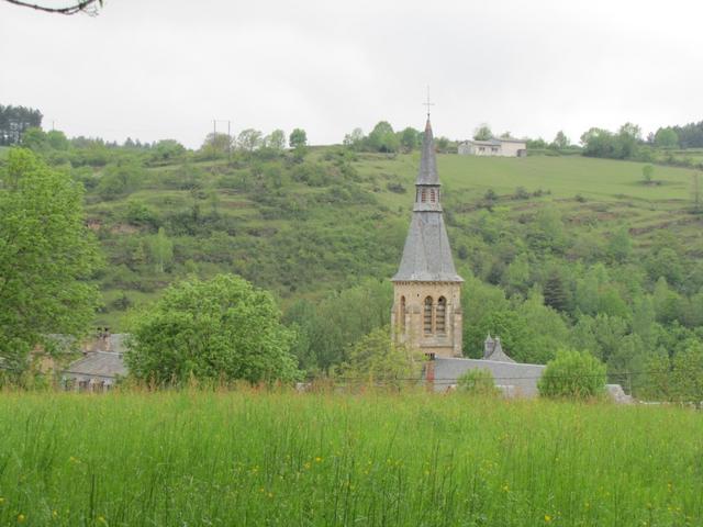 wir sehen die Kirchenspitze vom Kloster de Malet in St.Côme d'Olt