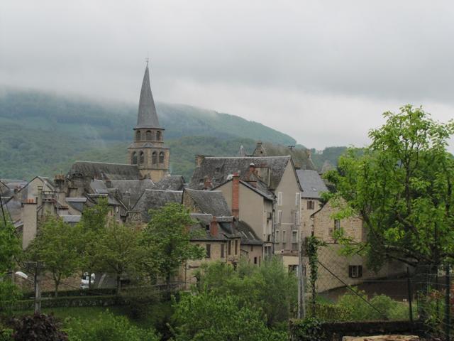 St.Côme d'Olt und Kirche mit dem berühmten gedrehten Glockenturm