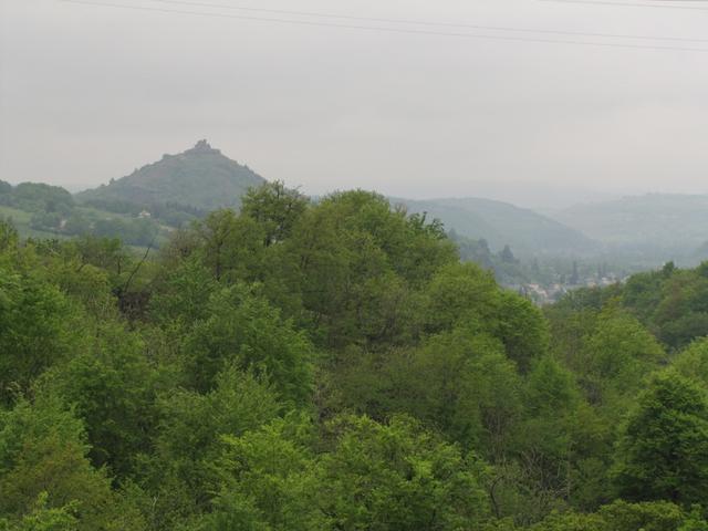 Espalion mit Burgruine taucht im Horizont auf