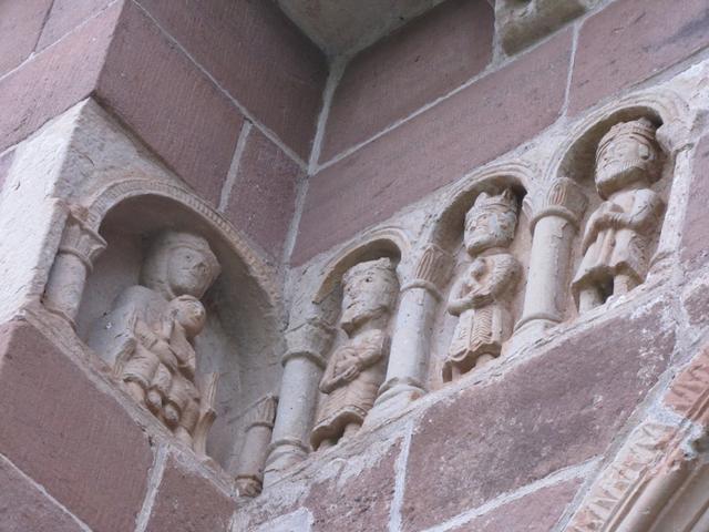 links oben neben dem Tympanon. Die 3 Könige mit Maria und Jesus