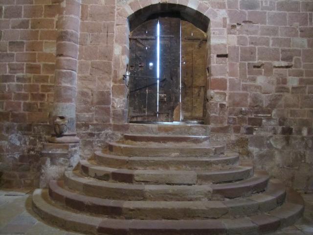 eine sehr seltene Bauart. Die Treppen vom Hauptportal führen in der Kirche nach unten