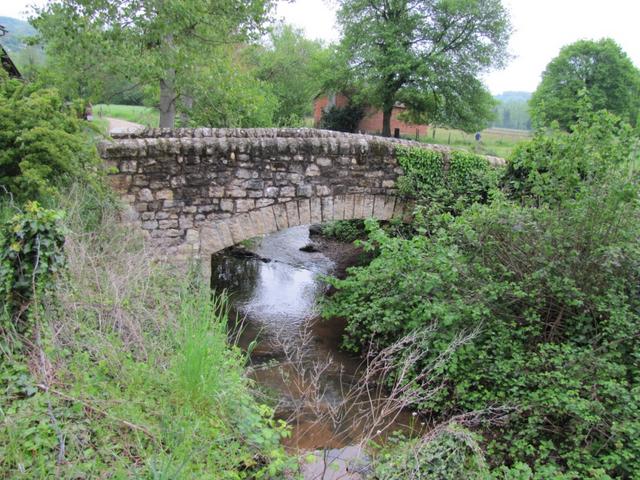 kleine Brücke vor der Kirche