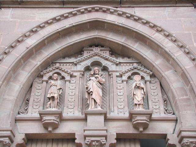 Tympanon der Kirche. Rechts der Hl.Hilarian. Er wurde von den Sarazenen geköpft.