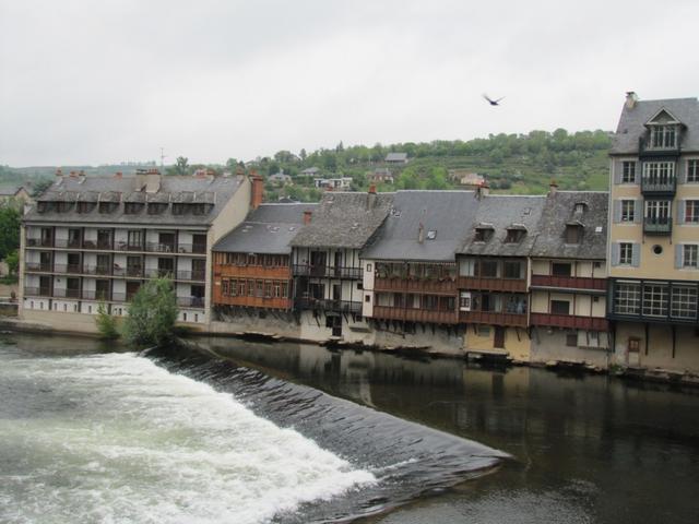 alte Häuser direkt am Lot gebaut