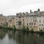 Blick vom Pont Vieux aus, zu den Häuser die direkt am Lot errichtet worden sind
