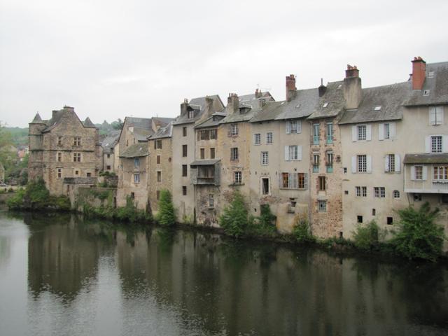 Blick vom Pont Vieux aus, zu den Häuser die direkt am Lot errichtet worden sind