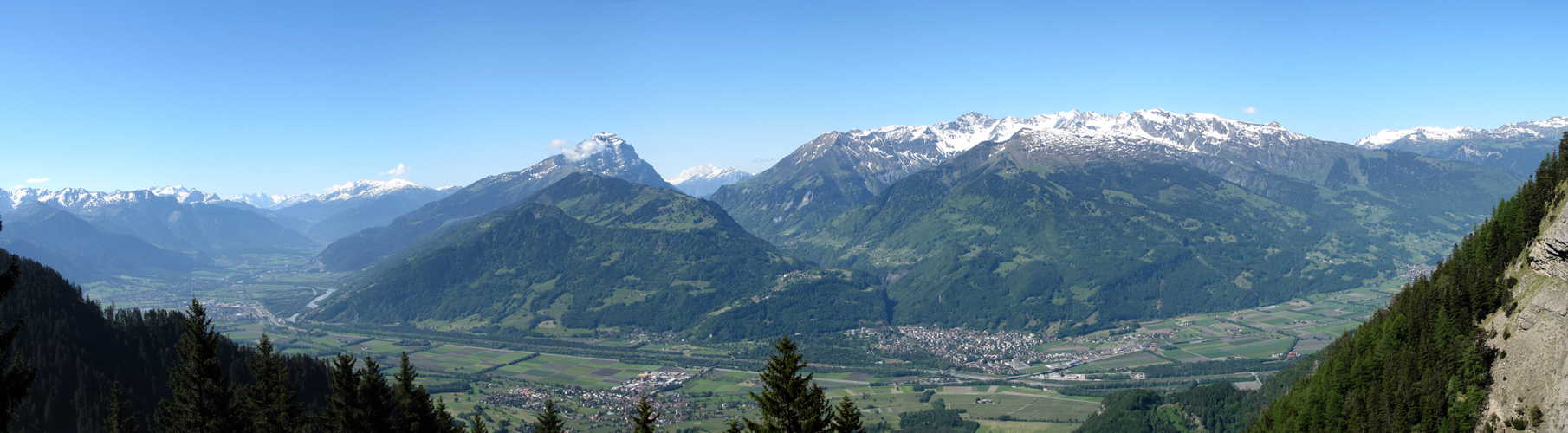 Breitbildfoto mit Blick ins Rheintal, Haldensteiner Calanda, das Taminatal der Pizol, sehr schön