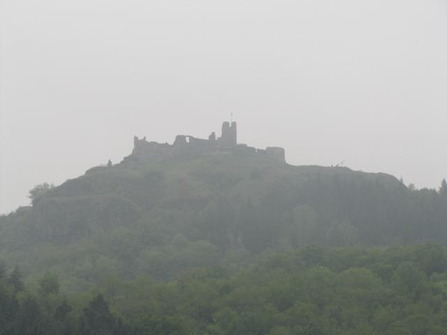 Blick rauf zur Burgruine der Barone von Calmont d'Olt