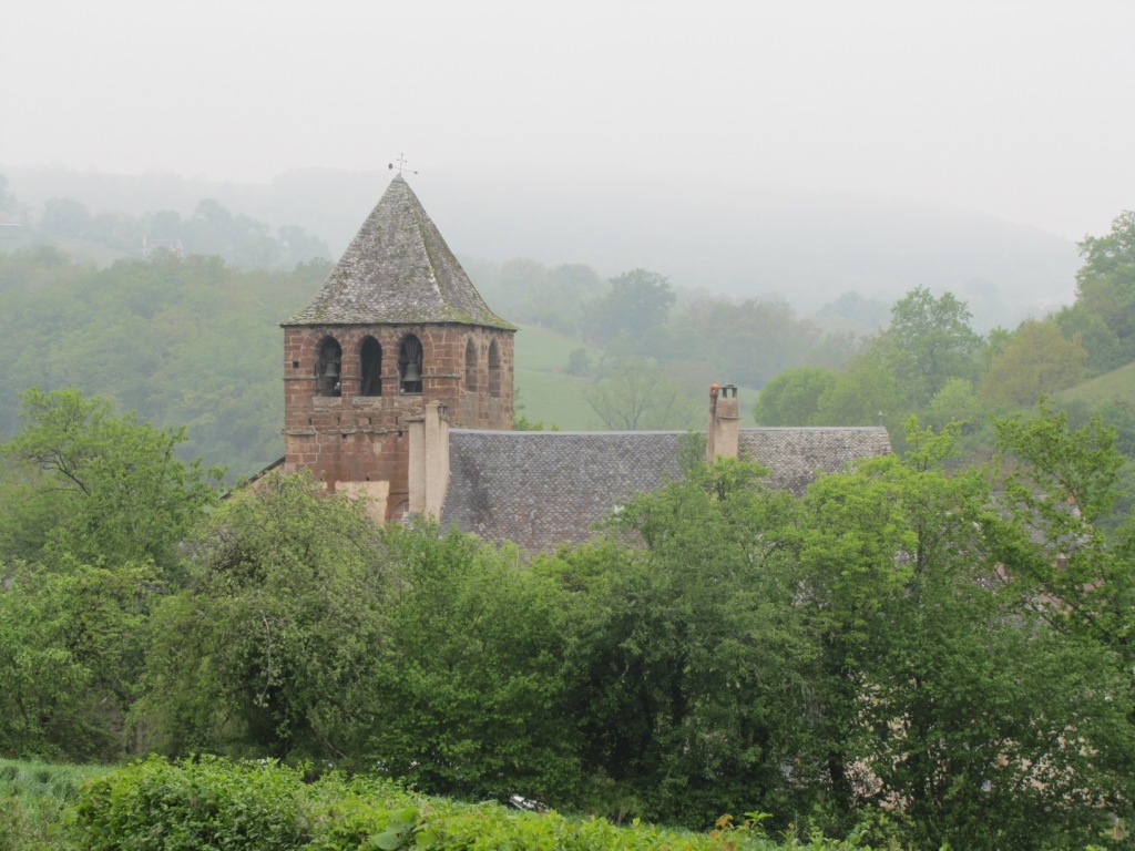 vor uns taucht die Kirche St.Pierre in Bessuéjouls auf