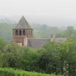 vor uns taucht die Kirche St.Pierre in Bessuéjouls auf