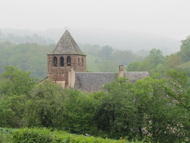 vor uns taucht die Kirche St.Pierre in Bessuéjouls auf