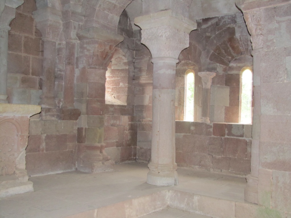 die Michaelskapelle ist wirklich grandios, mit sehr schönen Arkaden