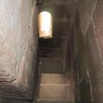 über eine schmale Treppe geht es wieder runter