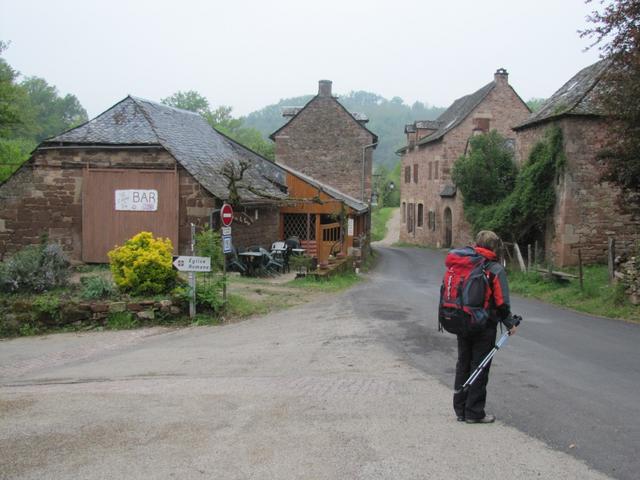 Mäusi hat das Dorfzentrum von Bessuéjouls erreicht