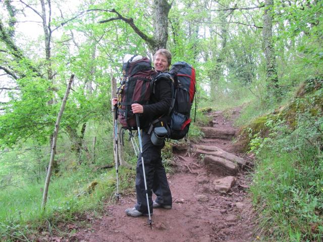 Mäusi trägt beide Rucksäcke und das aufwärts laufend