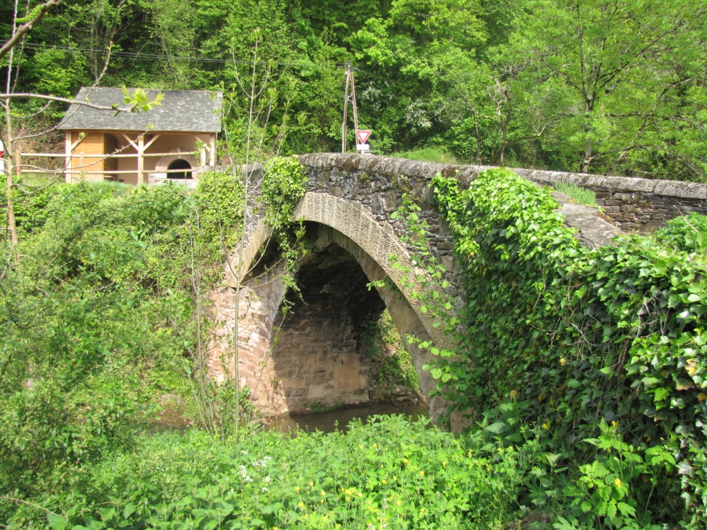 wir haben Verrières verlassen. Über diese Brücke führt uns der Weg nun nach Estaing