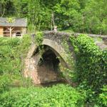 wir haben Verrières verlassen. Über diese Brücke führt uns der Weg nun nach Estaing