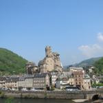 vor uns liegt Estaing und bei so einem Prachtswetter. Superschön