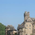 das Schloss 15.Jh. der Familie d'Estaing mit dem Donjon (runder Wehrturm)