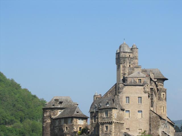 das Schloss 15.Jh. der Familie d'Estaing mit dem Donjon (runder Wehrturm)