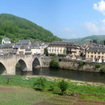 Breitbildfoto von Estaing mit gotischer Brücke über den Lot