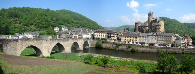 Breitbildfoto von Estaing mit gotischer Brücke über den Lot