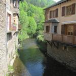 ein kleiner Bach führt durch Estaing hindurch