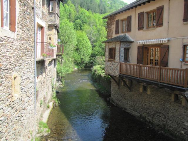 ein kleiner Bach führt durch Estaing hindurch