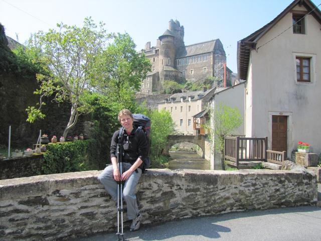 Mäusi geniesst die Sonne. Im Hintergrund das Schloss