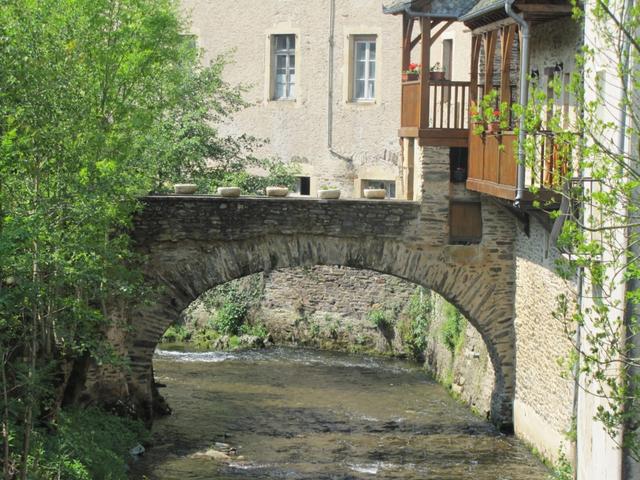 kleine Brücken überspannen den Bach