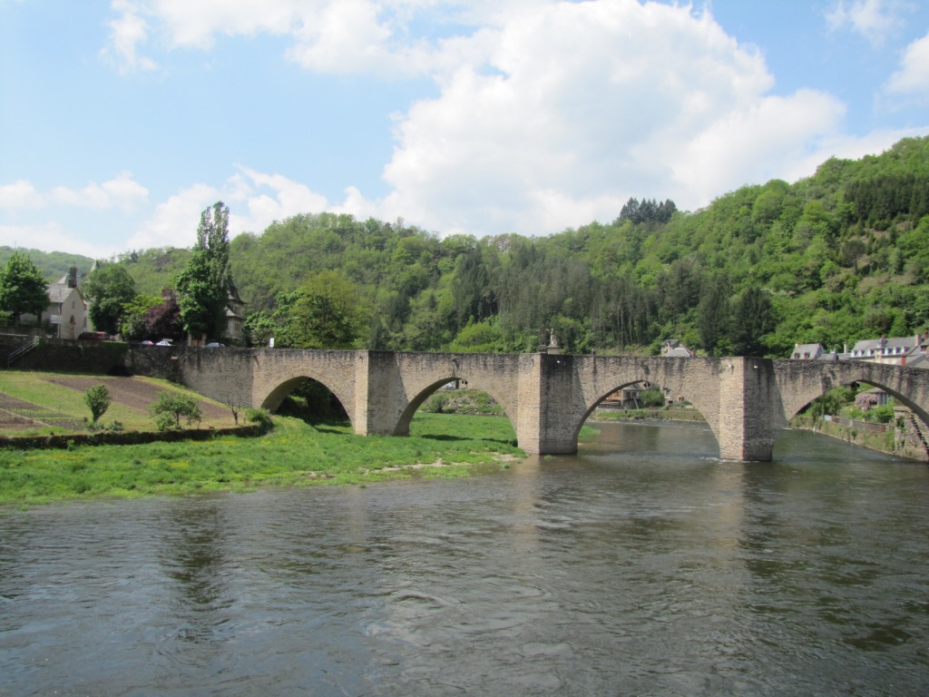 wie wir gekommen sind, verlassen wir wieder Estaing, nämlich über die Pilgerbrücke