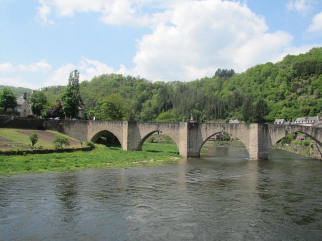 wie wir gekommen sind, verlassen wir wieder Estaing, nämlich über die Pilgerbrücke