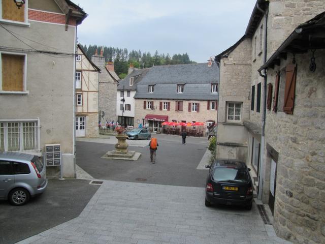 Dorfplatz von Sénergues. Hier hatte ein Restaurant offen. Kaffee war nicht gut